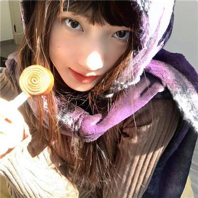 与一位女士合影